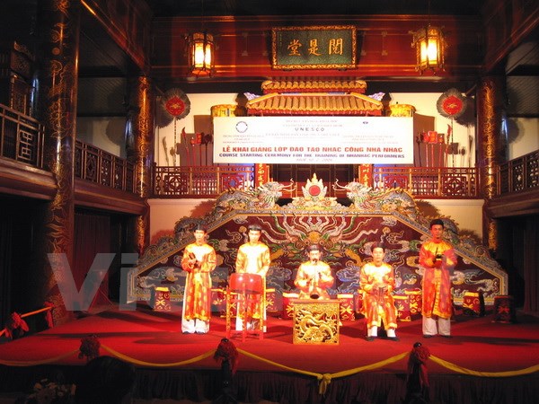 Biểu diễn Nhà nhạc Huế tại nhà hát Duyệt Thị Đường.
